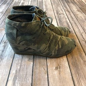 Tom’s Desert Wedge Bootie- Camo